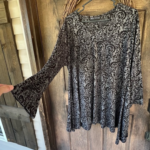Dress To Kill Tops - Dress To Kill Black and Gray Floral-Scroll Long Sleeve Tunic